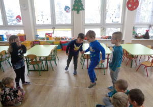Przedszkolaki grają w gumę